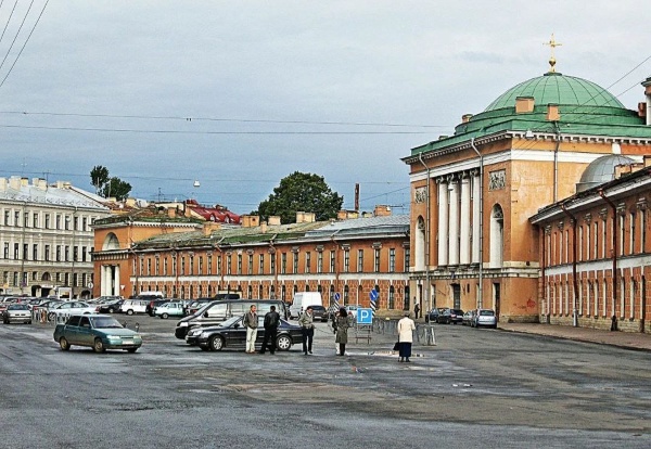 Группа жителей Санкт-Петербурга, в основном состоящая из ветеранов Великой Отечественной войны и жителей блокадного Ленинграда, раскритиковала новый проект реставрации и приспособления здания Конюшенного ведомства. 

Концепцию развития исторического здания авторы должны представить уже завтра на заседании совета по культурному наследию. Концепция предполагает использование восточного крыла исторического здания на семейную аудиторию, а в западном разместят фуд-корт для одиночных посетителей, пар и больших компаний. 

Комплекс зданий Конюшенного ведомства построен в 1720-1723 годах по проекту арх. Н.Гербеля по указу императора Петра I. В 1817-1823 годах реконструирован по проекту арх. В.Стасова. Именно здесь, в Церкви Спаса Нерукотворного перед похоронами отпевали Александра Сергеевича Пушкина, а 22 февраля 1857 года в храме состоялась панихида в память Михаила Глинки.
