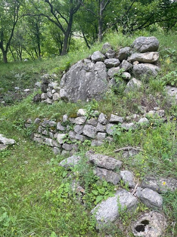 В ходе совершенной инспекционной поездки в с. Фуртоуг, на территории комплекса сотрудниками Джейрахско-Ассинского музея-заповедника были обнаружены ранее не учтенные две речные мельницы и четыре подземных склепа.

Речные мельницы расположены в 250-300 м западнее комплекса, состояние руинированное – сохранились всего лишь фрагменты стен. Также по словам местных жителей, в 100 м от водопада до 2002 года находилась еще одна действующая мельница, которая из-за сильного наводнения летом того же года была смыта ливневыми дождями.

А обнаруженные подземные склепы, также расположенные на территории комплекса, которые содержали в себе костные останки, местными жителями из религиозных соображений были засыпаны землей. 

По данному факту, для обеспечения целостности и сохранности этих объектов, будут представлены заявления в вышестоящие организации о включения их в перечень выявленных объектов культурного наследия республики.

Достопримечательностями комплекса являются памятники архитектуры, Фуртоугский водопад, дом-музей с историей Фуртоуга имени Гапура Ахриева.