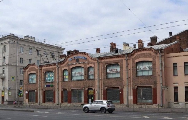 Бывшее здание Общества потребителей Путиловского завода на проспекте Стачек, 39 признано памятником регионального значения.

Общество потребителей открылось на Путиловском заводе в 1880 году для обеспечения рабочих и служащих качественными продовольственными товарами и предметами домашнего обихода по низким ценам. В 1911 году торговлю открыл новый каменный магазин на бывшем Петергофском шоссе. На первом этаже размещались продуктовые лавки, на втором этаже - магазины галантереи, одежды, обуви и посуды.

Фасады выполнены в стиле модерн. Сегодня здание сохраняет свою историческую функцию - в нем размещаются магазины различного ассортимента.

По материалам КГИОП СПб.