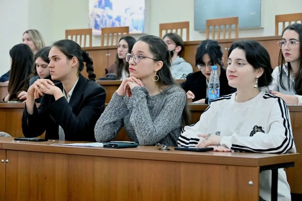 «Инновационный потенциал университетской молодёжи - 2026».

В ПГУ подвели итоги второго этапа ежегодного смотра-конкурса научно-инновационных проектов «Инновационный потенциал университетской молодёжи». Более 100 студенческих практико-ориентированных разработок прошли отбор и были представлены в 9 тематических секциях.

Главной тенденцией этого года стал междисциплинарный подход, в рамках которого гуманитарные проекты гармонично дополнялись использованием цифровых технологий и инструментами искусственного интеллекта.