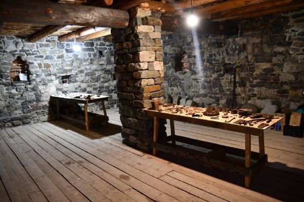 "В ноябре в горной Ингушетии откроется уникальный музей под открытым небом, созданный командой школы каменщиков-реставраторов «Наследие». 

Музей будет располагаться внутри одной из отреставрированных жилых башен на территории архитектурного комплекса Нижний Пуй, вход в него будет бесплатным по пятницам после обеда, так как в остальные дни на территории проходят реставрационные и археологические работы. 

Задача музея гораздо шире, чем просто хранение артефактов — он станет пространством, где каждый сможет погрузиться в жизнь средневековых горцев. В настоящее время в коллекции уже около 500 уникальных находок, среди которых такие исторические ценности, как кинжал времен имама Шамиля, латунная пулелейка XIX века, фрагмент ствола пищали XVII века, миниатюрная наковальня, хозяйственные инструменты, керамика, лампы и редкие височные подвески. 

На территории Нижнего Пуя проводятся исследования шести башен и трех склепов, и организаторы планируют, что музей будет постоянно пополняться новыми артефактами. Это уникальная возможность узнать о земледелии, ремеслах и искусстве наших предков, а также о том, в какой среде они жили. 

Отмечу, что команда «Наследия» под руководством Рамзана Султыгова, реставратора с международным опытом, проделала колоссальную работу за год с момента основания школы. Помимо самой реставрации на территории комплекса активно ведется научная деятельность. 

Специалисты обнаружили не только артефакты, но и ритуальное захоронение жеребенка, что подтвердило существование погребального обряда, описанного первым ингушским этнографом Чахом Ахриевым. Также найден фрагмент деревянной двери, которой пользовались еще средневековые ингуши, оригинальные каменные полы и многое другое.

Хочу выразить благодарность благотворительному фонду «Сафмар» и его основателю Микаилу Гуцериеву за неоценимую поддержку в создании школы «Наследие», которая вошла в долгосрочный проект по исследованию и реставрации более 3 тыс. памятников ингушской средневековой архитектуры", - сообщил глава Республики Ингушетия Махмуд-Али Калиматов.