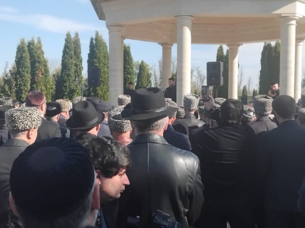 В Назрани, на территории Мемориального комплекса «Г1оазот кашамаш» проходит траурное мероприятие, посвященное памяти жертв событий осени 1992 года. Руководитель Комитета Государственной охраны объектов культурного наследия Кодзоев Тимерлан Умарович и и.о. директора Джейрахско-Ассинского музея-заповедника Ахметхан Сампиев также принимают участие в данном мероприятии.

Место это, как известно, выбрано не случайно, часть жертв трагических событий похоронена здесь, на территории комплекса.

В этом году исполняется 32 года трагическим событиям осени 1992 года, когда десятки тысяч человек вынужденно покинули места своего исторического проживания:  многие лишились близких, имущества и родного крова. Были убиты сотни жителей Пригородного района и Владикавказа ингушской национальности, в числе которых и много детей, женщин, стариков.

Судьбы многих из них до сих пор неизвестны, немалое количество считается без вести пропавшими.

Эта трагедия оставила большой след в памяти людей, коснулась всего народа в целом. Ингушской нации был нанесен непоправимый ущерб. До сих пор не решена проблема возвращения в места прежнего постоянного проживания.

На митинг пришли сотни людей, среди которых были представители органов государственной и муниципальной властей, общественных организаций, депутаты, руководители различных учреждений, религиозные деятели и простые жители республики.