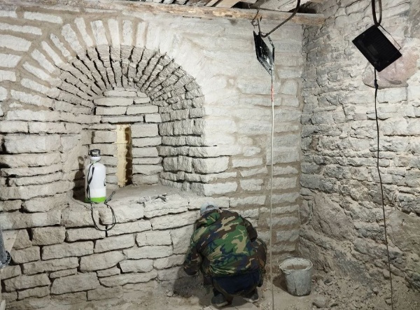 Продолжаются реставрационные работы по проекту "АСМ Групп" на объекте культурного наследия федерального значения "Башня Нижних решеток" на территории Псково-Печерского монастыря. 

Руководство работами - АНО "Возрождение".