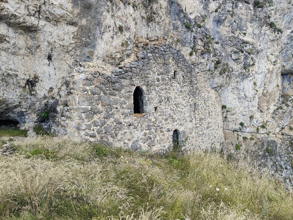 Сотрудники Джейрахско-Ассинского музея-заповедника, в рамках плана работы по выявлению и учету ранее неучтенных памятников архитектуры, и партнеры учреждения, в рамках внедрения на территории музея-заповедника Национальной системы управления объектами и безопасностью «Территория», провели совместные исследования наскальных строений пещерного типа на южном склоне Столовой горы в Джейрахском районе.

В результате проведенных мероприятий, определены локации 6 строений, произведены замеры фронтальных и внутренних частей помещений, произведена фотофиксация.

Так, сотрудниками музея-заповедника в процессе работы были отмечены следующие интересные детали наскальных строений:

Фронтальная часть первого строения представлена сплошной кладкой арочной формы, закрывающей вход в пещеру, имеется входной проем и маленькое окно над проемом.

У второго строения имеются около десятка маленьких отверстий, вероятно бойниц по всей площади фронтальной стены.

Лицевая часть четвертого строения состоит из двух кладок, разделяемых скальной породой. Кладки закрывают две соединенные между собой пещеры. Напротив входного проема есть углубление в скальную часть глубиной 6,7 м, высотой не более 1,5 м., на стене заметны выступы для перекрытий второго яруса.

В левой части шестого строения наблюдается углубление, образующее отдельное помещение, глубина которого составляет 7,7 м, ширина – 4,2 м.
         
Это промежуточные результаты проведенных исследований, работа в этом направлении продолжается, по неуточненным данным на склонах Столовой горы имеются около трех десятков наскальных строений, они все будут учтены и Приказом Комитета государственной охраны объектов культурного наследия республики Ингушетия поставлены на государственный учет.  