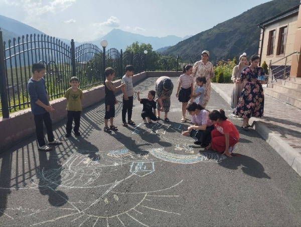 Дом культуры с.п. Ляжги традиционно присоединяется к празднованию Дня семьи, любви и верности.

В преддверии праздника, 6 июля 2024 года, был проведен детский конкурс рисунков на асфальте «Семья начинается с МЫ». Вооружившись цветными мелками, дети с огромным желанием, радостью и восторгом творили свои «шедевры». Рисунки ребят стали прекрасным подарком к празднику 8 июля.