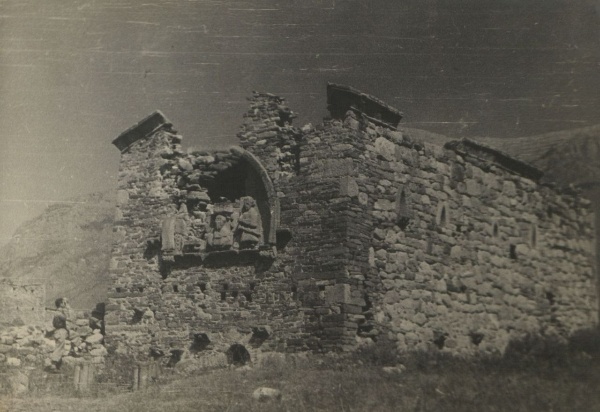 Центральный государственный архив искусства и литературы в Санкт-Петербурге передал историкам "АСМ Групп" уникальные материалы по храму Тхаба Ерды в горной Ингушетии, состоящие из обмерных фиксационных чертежей и фотофиксации 1938 года экспедиции архитектора Р.Л.Ротача.