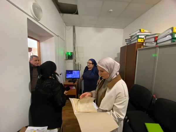 Сегодня состоялся важный визит в администрацию Джейрахского района, целью которого была проверка состояния муниципального архива. В мероприятии приняли участие руководитель Государственной архивной службы Республики Ингушетия Магомет Картоев, директор Госархива Ингушетии Ибрагим Точиев, а также специалисты ведомства.

В ходе встречи обсуждались актуальные вопросы, касающиеся совершенствования архивной деятельности. Специалисты ведомства провели тщательную проверку состояния архивных документов, в результате чего были выявлены рекомендации, направленные на обеспечение качественного сохранения документов. 

По итогам встречи стороны пришли к решению о дальнейшем плодотворном сотрудничестве. Это позволит не только улучшить состояние архивов, но и повысить уровень их доступности для граждан, что является важным шагом в сохранении исторической памяти региона. 

Такое сотрудничество между государственными структурами и местными администрациями способствует развитию архивного дела и сохранению культурного наследия для будущих поколений.