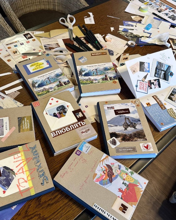 «Мамисон» приглашает на новый мастер-класс по созданию рукотворной книги.

В субботу, 14 февраля, на курорте пройдет занятие по сборке зина — самодельного издания с собственными впечатлениями об отдыхе в горах. Прямо сейчас идет набор в группу умельцев.

Ведущая мастер-класса — Полина Лихачева, редактор канала курорта, организатор блог-туров, арт-фестиваля и прочих творческих мероприятий «Мамисона».

«Зин — это авторский мини-журнал. Участникам предстоит пройти весь путь с нуля: от идеи и текстов до изображений, верстки и ручной сборки, распечатать любимые фото, собрать коллажи, попробовать линогравюру и сделать собственные печати», — рассказывает автор.

Проект «Мастерская медленной жизни» стартовал 7 февраля. Это серия камерных мероприятий в разных локациях курорта, призванных погрузить в творчество, новые навыки и замедление в прекрасном Мамисонском ущелье.

На первую встречу с фотохудожницей Радой Садыговой регистрация была закрыта за первые несколько часов. Мастер-класс по концептуальной съемке собрал 20 участников из Владикавказа, Нальчика, Пятигорска, Грозного, Махачкалы и даже Санкт-Петербурга. Татьяна из Петербурга приехала в свой день рождения — ради нового опыта. Гульшат с мужем: он кататься, а она выдохнуть.

Среди участников были и профессиональные фотографы, и те, кто снимает только на телефон. Объединило одно — желание видеть и чувствовать больше.

«Перезагрузка, замедление и творческий заряд — всё случилось. Когда фотографируешь, ты будто вне времени», — делятся участники.

В планах организаторов проекта — команды коммуникаций Кавказ.РФ — кулинарная встреча с шеф-поваром «Меркады» Мариной Козоновой, открытие книжной полки от проекта «По слогам» Анны Янчевской и Виктории Малаховой (Ким), музыкальные и творческие эксперименты.