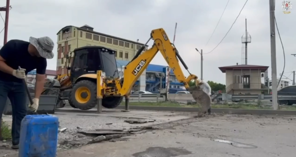 В Назрани продолжаются работы по благоустройству городской среды.

В рамках программы по улучшению инфраструктуры города обновляются парковочные пространства, ведется замена бордюрного камня и создаются новые зоны отдыха. 

Активное участие в благоустройстве принимают местные предприниматели, которые обустраивают прилегающие территории и организуют дополнительные парковочные места. 

На улице Московской в районе Оскановского круга помимо укладки нового асфальта ведется высадка деревьев для формирования зеленой зоны. 

Также произведен демонтаж старого фонтана на проспекте Базоркина, а в настоящее время проводится замена бордюрного камня. 