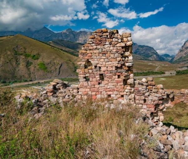"АСМ Групп" подготовило и согласовало проект первоочередных противоаварийных работ по башенному комплексу "Хайрах" в горной Ингушетии. Средневековые каменные башни комплекса находятся в аварийном состоянии и требуют незамедлительного спасения.
