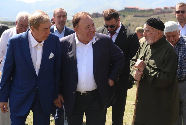 В Ингушетии завершены работы по восстановлению родового башенного комплекса рода Ахильговых «Гоуст», расположенного на склоне горы «Маьт-Лоам» в Джейрахском районе. 

Глава республики Махмуд-Али Калиматов и основатель фонда «Возрождение» Микаил Гуцериев лично посетили исторический памятник и оценили качество проведённой работы. 

Комплекс «Гоуст», состоящий из трех башен, объединенных каменным забором,  находился в полуразрушенном состоянии. 

Отсутствовали крыши и перекрытия, на стенах были трещины.  

Благодаря  фонду «Возрождение» комплекс «Гоуст» восстановлен и имеет свой первозданный вид. 

Теперь этот исторический памятник снова украшает горный пейзаж Ингушетии, являясь  наглядным примером бережного отношения к  культурному наследию республики.