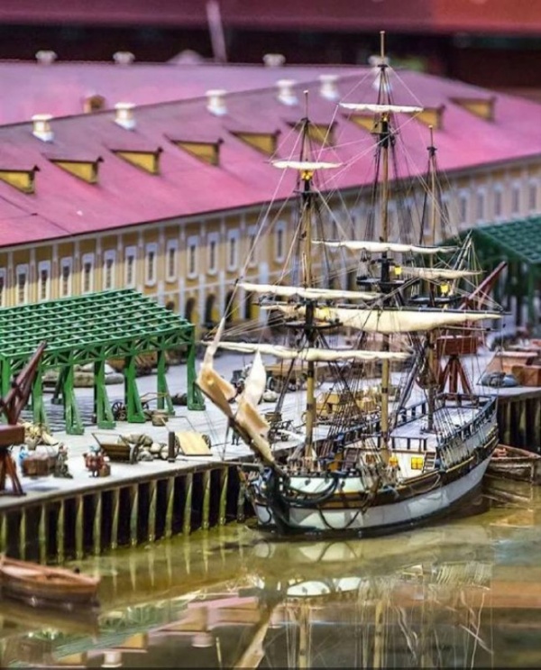 Представьте, что вы отправились на вертолетную экскурсию над городом и теперь можете взглянуть на исторический Петербург и его пригороды с высоты... Именно такое ощущение появляется у многих при посещении уникального макета "Петровская акватория".

Пока гости осматривают миниатюру города, вокруг сменяются времена года и время суток, что создает полный эффект погружения в жизнь северной столицы.

Создание макета не без участия архитекторов "АСМ Групп".