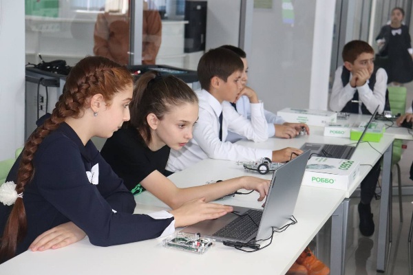 "Сегодня в республиканском детском технопарке «Кванториум» в качестве пилотного был открыт инженерный инновационный РОББО Класс – проект, запущенный по инициативе полпреда Президента РФ в СКФО Юрия Чайки и профинансированный из личных средств. Реализуется проект по поручению Владимира Путина.

Наша республика, как и другие регионы Северного Кавказа, получила комплекты робототехнического оборудования и методические комплексы для подготовки школьников в инженерных инновационных РОББО Классах: «РОББО 3D-принтер», «РОББО Лаборатория», «РОББО Схемотехника» и многое другое. Кроме того, каждый класс укомплектован современными ноутбуками на базе отечественной операционной системы MOS Linux.

Цель проекта – стимулировать обучение детей инженерным специальностям и робототехнике, а также помочь в профессиональной ориентации молодежи Северного Кавказа.

Замечу, что инженерные специальности становятся все более востребованными на рынке труда, и мы должны подготовить наших школьников к этим вызовам. Внедрение робототехники в образовательный процесс поможет создать новую культуру обучения, где акцент будет сделан на практическое применение знаний и навыков.

Хочу искренне поблагодарить Юрия Яковлевича за новый образовательный проект для детей Ингушетии. 
Уверен, что он вдохновит наших школьников на изучение науки и техники, а также поможет им реализовать свои идеи", - сообщил глава Республики Ингушетия Махмуд-Али Калиматов.