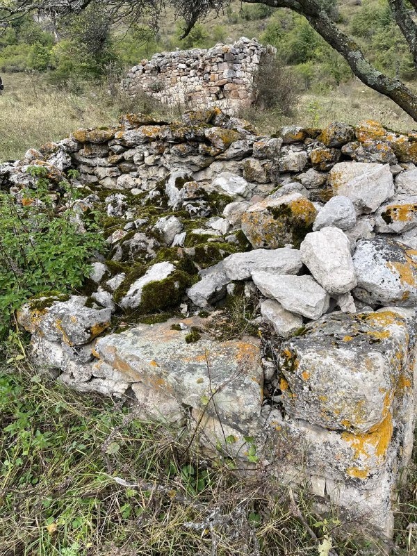 В рамках плана работы, совместно с руководителем проектной организации АСМ ГРУПП Михайловым А.Г. посетил «город мертвых» в Эгикале, который состоит из склеповых усыпальниц (1имараш).

Город мертвых расположен на окраине комплекса Эгикал, в западной части, состояние руинированное. Наиболее лучшая сохранность наблюдается у подземных строений.

Гробницы отличаются большим разнообразием. Тут есть многоэтажные постройки с несколькими погребальными камерами, с коридорчиками, каменными ящиками и тайничками. Некоторые башнеобразные склепы имеют декоративные орнаменты, осуществленные путем выборки из стен мелких камней.

По обнаруженным в склепах наконечникам стрел и золотоордынским монетам,  археологи отнесли часть гробниц к XIII-XV вв. Другая часть гробниц – эпохи средней и поздней бронзы.

Город мертвых входит в состав Джейрахско-Ассинского государственного историко-архитектурного и природного музея-заповедника и является объектом культурного наследия, охраняемого государством.

В результате поездки произведены визуальный осмотр и фотофиксация объектов, дана оценка их техническому состоянию. На следующем этапе работ будут приняты решения по их сохранению.