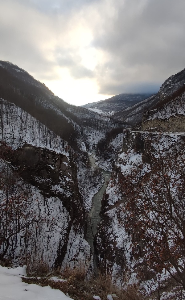Накануне состоялась экскурсия по Аргунскому ущелью, ее организовал старший научный сотрудник отдела археологии и архитектуры Рамзан Баканаев.

Участники посетили такие локации, как: «Ворота в Аргунское ущелье», Нихалойские водопады, Ушкалойские башни, Музей Пхакоч, ну а финальной точкой стал комплекс отдыха «Ведучи».

Участники экскурсии остались крайне довольны поездкой.