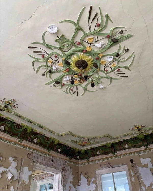 В Краснодаре начинаются работы по реставрации Дома купца Лихацкого, разбогатевшего в свое время на торговле строительными материалами. Это уникальное здание конца XIX - начала ХХ веков, объединяющее элементы кирпичной архитектуры и деревянного зодчества, сохранившее голландские печи и декоративное убранство интерьеров.
