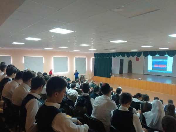 03.09.2024г работники ДК с. п. Джейрах в лице методиста Харсиевой Амины Руслановны и художественного руководителя Льяновой Радимхан Мухарбековны совместно с работниками ГБОУ «СОШ - Детский сад с.п. Джейрах имени И. С. Льянова» провели мероприятие, посвящённое Международному Дню солидарности в борьбе с терроризмом, на котором присутствовали представители администрации района в лице Борова Муссы А. и Льянова Рамазана Т., представителя органов внутренних дел в лице Цурова Ахмеда Ю., представителя духовенства в лице учителя истории религий Шаухалова Назира Р.  (7-11 классы - 89 уч.) Мероприятие было посвящено трагедии Беслана и другим трагическим событиям, связанным с терроризмом. Был показан видеоролик о событиях в Беслане. В ходе демонстрации ролика ребята узнали о трагедии Беслана, в которой в первую очередь пострадали дети.

Основной задачей таких мероприятий является сформирование у детей нравственных ценностей, представление о добре и зле, милосердии, побуждение к активным действиям во имя добра. Важно помнить, что с терроризмом следует не только бороться, но и предупреждать его возникновение. Повсеместно нужно говорить о том, что необходимо уважение культурных и религиозных ценностей. Все люди имеют право на спокойную и мирную жизнь. Только толерантность и взаимоуважение помогут нам предупредить разрастание терроризма, и лишить преступников надежды на поддержку в обществе. День солидарности в борьбе с терроризмом это напоминание каждому из нас о том, как важно единство и внимательность друг к другу. Мы все вместе должны объединиться против распространения насилия, терроризма и экстремизма. Только совместными усилиями мы сможем противостоять этому злу и создать безопасное будущее для всего человечества.