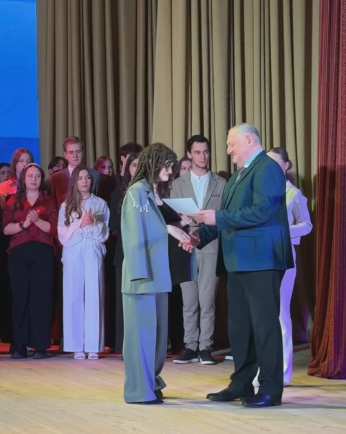 В ПГУ прошло одно из самых важных мероприятий в жизни вуза – Ректорский приём «Лучшие 2025». Он был проведён в преддверии праздника, важного в жизни каждого студента – Татьяниного дня!

В большом актовом зале собрались самые талантливые, активные, целеустремленные студенты ПГУ, а также профессорско-преподавательский состав и руководство университета. С приветственным словом выступил ректор ПГУ, профессор Александр Павлович Горбунов и поздравил с Днём российского студенчества

Награждение студентов проходило в три этапа. Для участия в проведении церемонии награждения на сцену была приглашена советник ректора по воспитательной работе и молодёжной политики профессор Эльвира Дмитриевна Кондракова. Эльвира Дмитриевна обратилась ко всем студентам и поблагодарила их за небезразличие и любовь к университету.

Ярким продолжением церемонии стал концерт, подготовленный Центром культуры и творчества «Студенческий клуб», под руководством Елены Владимировны Токаренко.