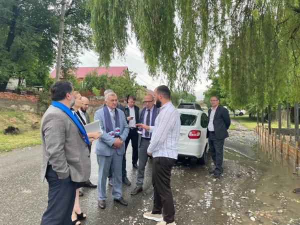 В рамках партпроекта «Городская среда» партийный десант «Единой России» проверил общественные территории г. Назрань.  

В инспекционном выезде приняли участие: руководитель Регионального исполкома Ибрагим Картоев, член Генсовета, секретарь МО партии в г. Назрань Юсуп Богатырев, региональный координатор партпроекта «Городская среда» Зарема Оздоева и депутаты Городского совета г. Назрань.  

Партийцами был проведен мониторинг следующих территорий: аллея по пр. Базоркина напротив МКД №8; прилегающая территория амбулатории по ул. Дидигова в Насыр-Кортском административном округе г. Назрань и улица Цечоева в Центральном административном округе г. Назрань- Центр-Камаз.  
Работы на обозначенных  территориях только начаты. Участники выезда обсудили с подрядчиком дальнейшие шаги по улучшению городской среды, включая планы по ремонту дорог, установке уличного освещения и обустройству зоны отдыха по улице Дидигова.  

Реализация проекта «Городская среда» — создание комфорта.
