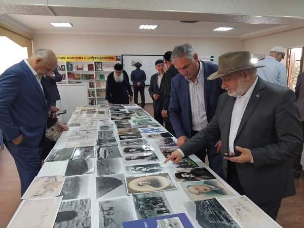 4 июня Руководитель Комитета Государственной охраны объектов культурного наследия Кодзоев Т. У. и сотрудники Джейрахско-Ассинского музея-заповедника приняли участие в фотовыставке исследователя-архивиста Берснако Газикова.

Выставка уникальных фотографий и архивных документов – результат многолетнего кропотливого труда известного краеведа, исследователя-архивиста Берснако Газикова – была развернута на площадке Назрановской городской библиотеки, где были представлены материалы из фондов государственного архива РФ и государственного русского музея Санкт-Петербурга. Несколько сотен фотографий, картин, газетных вырезок, снимков и зарисовок старинных ингушских башен и сельских поселений, выдающихся людей, причастных к основанию ингушской государственности сыграют важную роль в изучении истории ингушского народа, жизни и быта наших предков. 

Исследователь с удовольствием рассказывал о каждой фотографии, причём присутствовавшие слушали его с неподдельным интересом. 

Собравшиеся отметили, что презентация является ценным источником, для всех причастных, позволяющим по-новому взглянуть на историю и культуру ингушского народа.