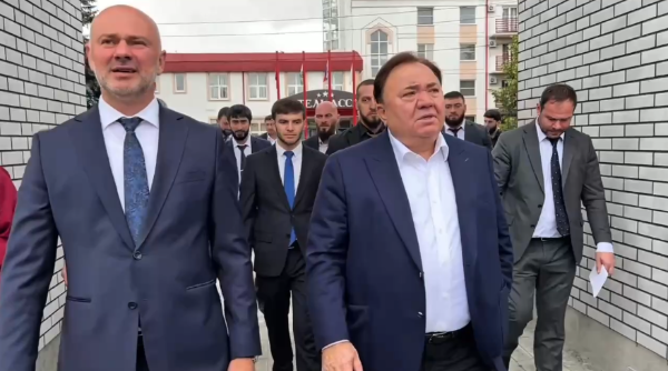 Махмуд-Али Калиматов находится с инспекционным выездом в Назрани, где лично проверяет ход работ по благоустройству городских территорий.  

Уже посещены:

Парк им. К. Мальсагова: обновляется по программе "Формирование комфортной городской среды".

Территория городского пруда: благоустраивается в рамках Всероссийского конкурса лучших проектов.