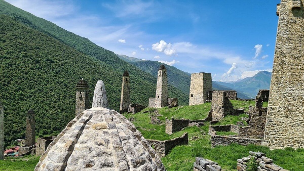 Многие ученые-кавказоведы Северного Кавказа, в том числе Е.И. Крупнов, И.В. Щеблыкин, В.И. Морковин, Л.П. Семенов и другие неоднократно отмечали, что родоначальниками башенного строительства в горной зоне, охватывающей территории современных Ингушетии, Чечни, Северной Осетии и горной части Восточной Грузии, являются предки ингушей.

До наших дней сохранились имена и фамилии известных строителей башен и других памятников средневековой архитектуры. Так, в Джейраховском и Ассиновском ущельях хорошо были известны такие мастера, как Янд из селения Эрзи, Дуго Ахриев и Хазби Цуров из села Фуртоуг фамилия Барханоевых из селения Бархин и другие.

Из горного села Фуртоуг появились многие известные в Ингушетии и за ее пределами строители башен. В конце XVIII века особенно прославился строитель башен Дуго Ахриев (по преданию, захороненный в склепе рядом с комплексом), а также другие мастера, Дяци Льянов и Хазби Цуров, строившие разнообразные жилищно-оборонительные, погребальные и культовые сооружения даже в соседних районах Северной Осетии, Грузии и Чечни.

Ингуши называли людей, умевших искусно обращаться с камнем, «тIоговзанче», (букв. «знающий хитрости камня»). По мнению М. Албогачиевой, секреты строительного мастерства бережно хранились в семьях и передавались из поколения в поколение. Строители имели особый статус в ингушском обществе.

Исследователь С. Мерешков считает, что их называли (мехк-нах), они не подпадали даже под кровную месть, поскольку считались особо значимыми для общества людьми. Строительство башен требовало высокого мастерства, опыта, знаний и технических навыков. Признанными и знаменитыми мастерами-строителями Средневековья по мимо перечисленных выше были, Ерда Дударов из сел. Верхний Хули, Арсамак Евлоев из сел. Йовли, Хинг Ханиев из сел. Хяни, Тет-Батык Эльдиев из сел. Таргим, Баркинхоевы из сел. Верхний, Средний и Нижний Оздик и др.

По сообщениям историков, в Лялах проживал знаменитый зодчий Арсмак, воздвигнувший многие высокопрочные разнотипные каменные строения не только в Ингушетии, но и в соседних районах горной Грузии и Северной Осетии. Башня Бялган была построена строителем из рода Хаутиевых.

Свое искусство ингушские мастера строительства башен хранили в секрете и передавали по наследству. Они заслуженно славились своим непревзойденным мастерством в сооружении разнотипных каменных строений - ингушские зодчие считались одними из лучших строителей на Кавказе. Соседние народы приглашали их для строительства собственных укреплений. Некоторые ученые предполагают, что схожесть традиционных строений у этих народов обусловлена именно тем, что их возводили ингуши.

Мастера – строители башен, практически всю работу по возведению башни выполняли изнутри, они в этот период не знали, что такое внешние строительные леса.

«Мастер использовал исключительно внутренние настилы, снаружи он работал только при возведении кровли. После этого требовал «спускную плату».

После завершения строительства башни мастер чаще всего у входа в башню оставлял отпечаток своей ладони на мокром растворе, или обводя его контур долотом. Также ингуши, приглашая мастера для строительства башни должны были выполнить некоторые условия. В первую очередь они отвечали за его безопасность, затем должны были его хорошо кормить, но и мастер-строитель башни тоже должен был брать на себя некоторые обязательства, в том числе он отвечал за качество своей работы и за сроки. Строительство башни должно было завершиться в течении года.