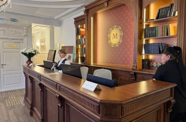 В историческом центре Минусинска после масштабной реставрации вновь открыла свои двери старейшая гостиница Красноярского края - "Михайловская". Она расположена в здании-памятнике, построенном в 1890 году на средства местного купца Минаева. 

Реставраторы восстановили исторический облик фасада, отреставрировали кирпичную кладку и уникальное панно, а также укрепили несущие конструкции и полностью перепланировали внутренние помещения. До революции гостиница носила название "Метрополь", однако использовать именно это название сейчас оказалось невозможно, так как правообладатель бренда не дал своего согласия. Решение нашли в архивах - выяснилось, что улица Ленина, на которой стоит здание, раньше называлась в честь первого царя из династии Романовых. Так и родилось новое имя гостиницы.