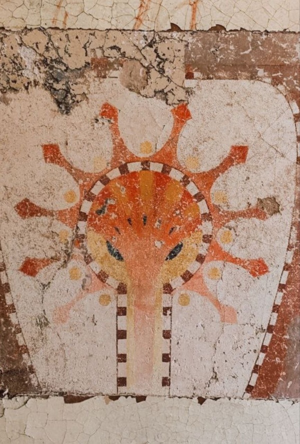 Неожиданный результат дали расчистки входной группы на объекте культурного наследия регионального значения на Ленинградском проспекте, 9 в Выборге. Под многочисленными слоями окраски советского периода открылись авторские орнаменты, некогда украшавшие парадную пятиэтажного доходного дома, построенного по заказу АО "Альфа" в 1907 году по проекту арх. А.Шульмана в стилистике северного модерна.