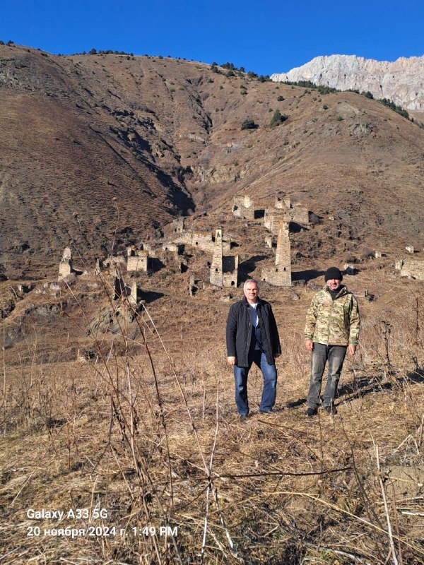 Сотрудники музея-заповедника во время инспекционного обхода, недалеко от башенного комплекса «Лялах» обнаружили неучтенные подземные склепы, в количестве трех штук.

Башенный комплекс Лялах — крупный поселок замкового типа в Чулхойском (Салгинском) ущелье. Построенный в XVI веке. С северо-запада территория поселка ограничена оврагом, по дну которого протекает ручей, с юга - обрывистым берегом речки Чулхи, с востока - неглубоким оврагом. На севере расположен Скалистый хребет и гора Цей-Лоам. В нижнем ряду поселка расположены три боевые башни, выше по склону, под их прикрытием, построены 22 жилые башни.

Два склепа относительно хорошей сохранности, по сравнению с третьим, размеры которого не представляется возможным определить.

Сотрудниками были проведены обмеры объекта, произведена фотофиксация.

Первый склеп имеет размеры в основании 3х3 м, глубина полтора метра, входной проем один. Второе сооружение с размерами в основании 3.5х3.5 м., глубина 1 м., крыша отсутствует. Третий склеп руинирован.

Работы проводятся в рамках плановых работ по фиксации и учету ранее не учтенных объектов культурного наследия.

Выявленные объекты будут включены в перечень выявленных объектов культурного наследия республики и введены в научный оборот, и они будут представлять интерес для всех, кто увлекается историей региона.