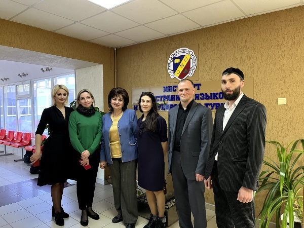 Пятигорский государственный университет и Национальная система «Территория» заключили Соглашение о стратегическом партнёрстве.

Во время визита представителей Национальной системы «Территория» в Пятигорский государственный университет состоялась встреча с ректором Горбуновым Александром Павловичем, на которой было подписано соглашение о стратегическом партнёрстве университета с Национальной системой «Территория». 

Также были проведены рабочие встречи с руководством Института иностранных языков и международного туризма Пятигорского государственного университета и дирекцией Учебно-рекреационного и спортивно-оздоровительного Центра «Дамхурц». На встречах обсуждались практические аспекты взаимодействия и совместные планы.

 В рамках визита был проведён мастер-класс для студентов и преподавателей университета по темам «комплексная безопасность территорий» и «цифровизация в сфере туризма». 

Специальный доклад с образовательным уклоном о работе по охране объектов культурного наследия и практике внедрения Национальной системы «Территория» в Республике Ингушетия представил директор по развитию системы «Территория» в СКФО и заведующий отделом по обеспечению сохранности памятников ГКУ «Джейрахско-Ассинcкий государственный историко-архитектурный и природный музей-заповедник», Гуражев Зияутдин Магометович. 

На мастер-классе студенты также узнали о прошедших и предстоящих спортивно-культурных мероприятиях на территории Кавказа, организуемых командой Caucasus United Territory.