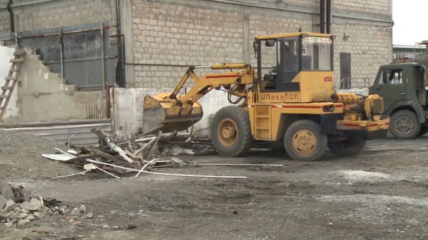 В Сунже начаты работы по реконструкции рынка, пострадавшего в результате пожара.

 Строительство стартовало на днях. Сейчас ведётся подготовка территории и заливка фундамента под новые павильоны. Объект будет приведён в современное и безопасное состояние с учётом всех требований.

Напомним, пожар на рынке произошёл в мае прошлого года. Тогда огнём было уничтожено более 1000 квадратных метров и практически все торговые павильоны. В результате без рабочих мест остались более 50 предпринимателей.

 После завершения реконструкции они смогут вернуться к своей деятельности. На месте прежних временных конструкций планируется строительство капитальных павильонов с соблюдением всех норм безопасности и удобной инфраструктурой.

Работы ведутся в рамках поручения Главы республики Махмуда-Али Калиматова, который ранее лично выезжал на место и поручил обеспечить безопасность и комфортные условия для предпринимателей.