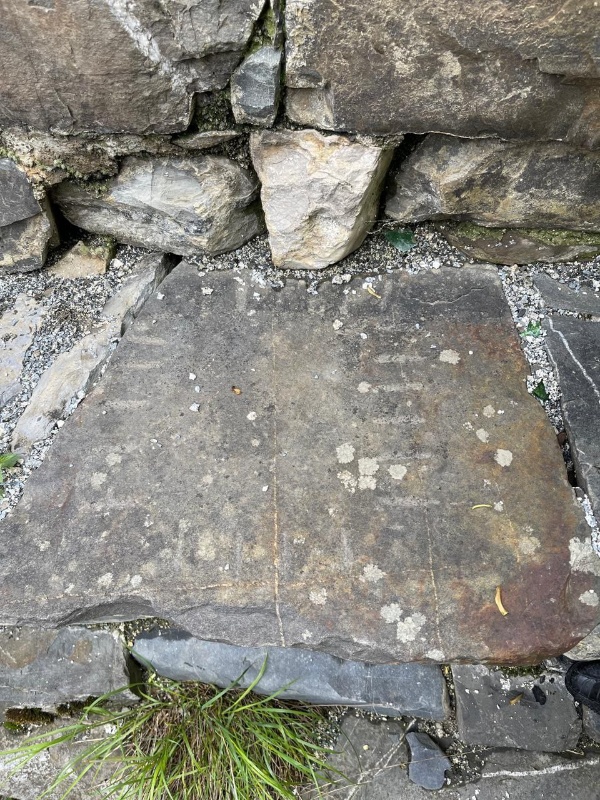 На днях сотрудник Джейрахско-Ассинского музея-заповедника, в ходе планового обхода башенного комплекса «Эрзи», в кладке надземного полуразрушенного склепа с открытой поминальной камерой, расположенном рядом с ядрообразным мавзолеем Янд-Каш, обнаружил камень прямоугольной формы, на которой выбиты горизонтальные насечки в два ряда, параллельно друг-другу.

Множество форм использования культовых камней существовало в ингушском обществе. Например, часто в кладке жилых и боевых башен можно заметить камни с отверстиями или небольшими чашеобразными углублениями, символизировавшие благодать.

Исследователь Танзила Дзаурова, в своей работе «Ингушский национальный орнамент» называет такой камень «календарным» и отмечает, что встречаются они, в основном, склепе с поминальной камерой – «Каш-ков». «Причем некоторые из них вмонтированы в кладку жилой башни, что затрудняет определение их датировки, потому что они используются повторно. Об этом свидетельствует расположение камней с петроглифами в кладке, которые как правило, отличаются от цвета камней основной кладки, а также способы его обработки».

Ряд ученых-кавказоведов и исследователей В.Н. Басилов, В.П. Кобычев, М.Р. Ужахов, Б.А. Хайров, Дзаурова Т.А-Х. и др. сходятся во мнении, что эти камни служили в прошлом календарем. Принцип действия данных календарных камней, предположительно, основывался на движении солнца.

Аналогичные склепы с поминальной камерой расположены также на территории башенных комплексов «Ний», «Оздиче», «Таргим», «Хамхи», «Эгикал», «Эрзи».