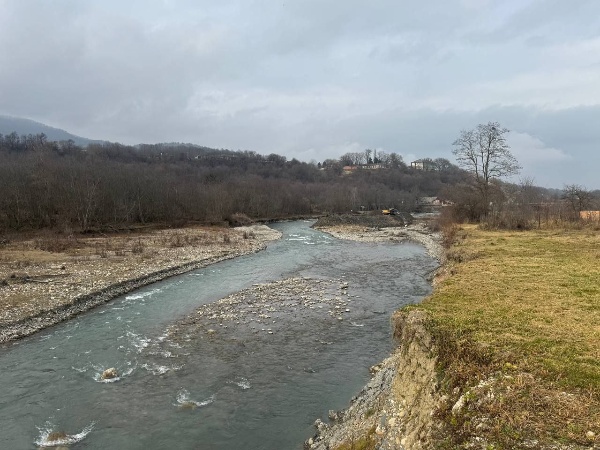 В с.п. Галашки ведутся работы по укреплению берега реки Асса.

В с.п. Галашки на улице Заречной продолжаются работы по расчистке и укреплению русла реки Асса.
 
Проблема:
Интенсивная эрозия берега привела к обвалу откосов на протяжении 4–12 метров, создав угрозу подтопления жилых домов во время паводков.

Ход работ:
•Укреплено 80 метров берега каменной наброской объемом 400 м³
• Проводятся руслорегулировочные работы на участке 400 метров
• Выполняется пригрузка донных отложений к правому берегу.