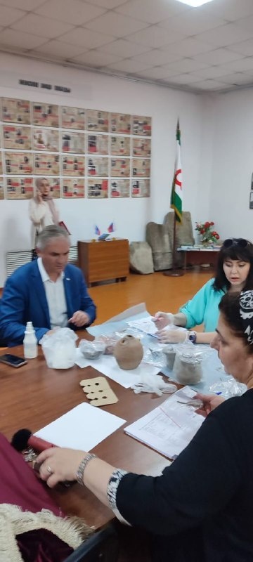 В ингушском государственном музее краеведения имени Тугана Мальсагова прошла торжественная церемония передачи представителями  Института археологии Кавказа более 200 археологических предметов, представляющие большой научный интерес.

Археологические раскопки, представленные в виде предметов быта, керамики, орудий труда, ювелирных украшений, были обнаружены в 2018 г. во время реконструкции федеральной автодороги «Кавказ» в Гамурзиевском административном округе и почти шесть лет хранились в Институте археологии Кавказа и за это время были детально изучены.

Ученые относят эти находки к кобанской археологической культуре позднего бронзового и раннего железных веков.   

Директор Института археологии Кавказа Бияслан Атабиев отмечает, что значимость этих находок выходит далеко за пределы Кавказа: «Керамические сосуды, произведения ювелирного искусства, имеющиеся среди передаваемых артефактов, дают представление о торговых путях, о торговых экономических связях, об уровне социально-экономического развития общества». 

Следует отметить, что работники Института археологии Кавказа провели большую работу по описанию и картографии этих предметов. Всего этих артефактов насчитывается более 4000, "приехавшие" в республику 200 предметов - это всего лишь первая партия, работа по возвращению оставшейся части будет продолжена.

Передача артефактов ингушскому музею краеведения состоялась благодаря совместной работе руководителя Комитета Государственной охраны объектов культурного наследия Кодзоева Т. У.,  и. о. директора Джейрахско-Ассинского музея-заповедника Сампиева А. А. и   директора Института археологии Кавказа Бияслана Атабиева, которые еще в конце 2023 года пришли к взаимному соглашению о возвращении всех находок  на свою историческую родину.