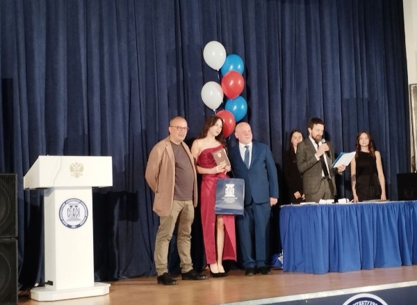 Сегодня "АСМ Групп" и директор Санкт-Петербургского архитектурно-строительного колледжа Ю.И.Беленький вручили красные дипломы лучшим выпускникам знаменитого образовательного учреждения.