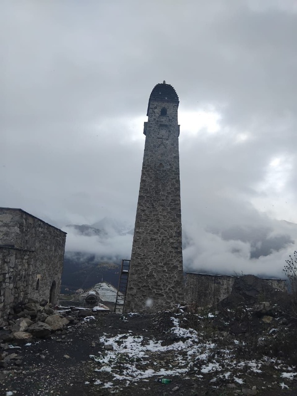 И.о. директора Джейрасхко-Ассинского музея-заповедника Сампиевым А.А., в рамках плана работы, была совершена инспекционная поездка к башенным комплексам Духьаргишт и Хьарпе. 

Башенный комплекс Духьаргишт расположен в нижней части Джейраховского ущелья на южном склоне горного массива Маьт-Лоам.               

В 2019 г. на комплексе проведены ремонтно - реставрационные и восстановительные работы.

Хьарпе расположен в полукилометре восточнее Духьаргишт у подножия Столовой горы, в нём восстановлено 5 ОКН. 
