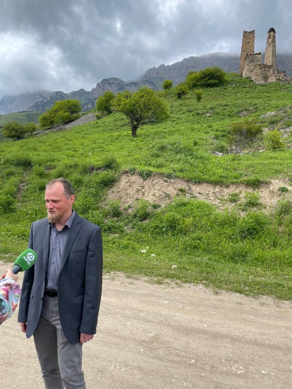 Представители команды разработки и внедрения Национальной системы «Территория» совместно с Главой комитета государственной охраны объектов культурного наследия Республики Ингушетия Кодзоевым Тимерланом Умаровичем и директором Джейрахско-Ассинского историко-архитектурного музея-заповедника Сампиевым Ахмедханом Алихановичем провели рабочую поездку в горную часть Республики Ингушетия.

Во время поездки посетили группу отдаленных и труднодоступных объектов, где в последнее время проводились научные исследования и были сделаны важные находки. 

На месте отчитались о ходе работ по внедрению, предварительных результатах и проблемах, обсудили вопросы взаимодействия комитетов Правительства Республики Ингушетия с администрацией Джейрахского района для оказания содействия процессу внедрения Национальной системы «Территория» в Джейрахском районе.

Также были затронуты вопросы безопасности подъездных путей к отдалённым объектам, обеспечения их сохранности в связи с необходимостью организации пеших маршрутов для гостей Республики.