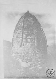 На фотографиях изображен ядрообразный мавзолей в Нижнем Джейрахе в 1940-е гг и сегодня. Время –это один из естественных факторов разрушения и деформации памятников, сюда же еще относятся климат, вода, ветер, солнце, подвижки почвы, стихийные природные явления.

На сегодняшний день в горной Ингушетии зафиксировано 12 ядрообразных мавзолеев различной степени сохранности.

Мавзолеи, в отличии от склепов, строили не до, а только после смерти человека и возводили их, по мнению историков, в честь знатных, выдающихся людей.

В эти дни, сотрудниками музея-заповедника, был совершен обход данного памятника и произведена фотофиксация его современного состояния.