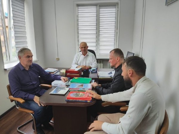 Проведены рабочие встречи и выездные мероприятия с Главой Комитета Культурного Наследия Республики Ингушетия Кодзоевым Тимирланом Умаровичем и директором Джейрахско-Ассинского музея-заповедника Сампиевым Ахмедханом Алихановичем.

В рамках повестки:
- представили отчёт о ходе внедрения системы «Территория» в горной части Республики Ингушетия, включая территорию Джейрахско-Ассинского музея-заповедника.
- обсудили начало внедрения системы на равнинной части Республики. Определён перечень объектов на которых рекомендовано немедленно начать работу.
- наметили план и порядок совместной исследовательской деятельности на объектах в горной местности.
- посетили ряд объектов в Назрановском и Сунженском районах Ингушетии.

На встрече также обсуждались вопросы координации действий с другими комитетами и министерствами для повышения эффективности совместной работы.