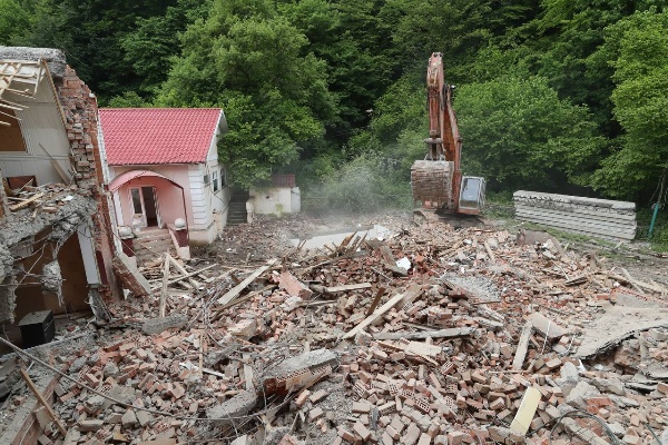 В селе Сурхахи Назрановского района начались работы по модернизации Дома ветеранов. 

 Здание 1992 года постройки ждёт полное преображение! 

По инициативе Главы Ингушетии Махмуд-Али Калиматова двухэтажный корпус будет полностью демонтирован, а на его месте появится новый, трёхэтажный. 

 Что будет сделано:

⦁ Полная перепланировка здания

⦁ Увеличение количества мест с 30 до 40

⦁ Качественная медицинская и психологическая реабилитация