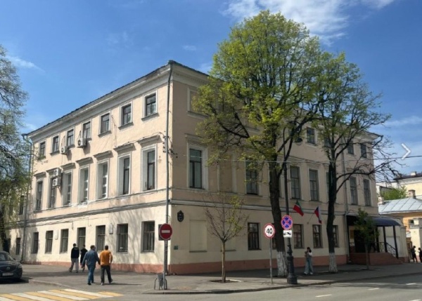 В Казани приступили к реставрации объекта культурного наследия регионального значения, - дома, где в 1845-1846 годах жил Лев Толстой. Трехэтажное историческое здание на Большой Красной улице, где сейчас расположен Институт развития образования Татарстана, утратило многие исторические элементы. 

В процессе реставрационных работ специалисты усилят фундаменты и стены, отремонтируют крышу, воссоздадут деревянные оконные заполнения с исторической расстекловкой. Предстоящая реставрация не только сохранит здание, но и вернет дому облик, близкий ко времени проживания в нем юного Льва Толстого.