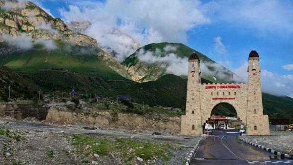 Сегодня исполняется 32 года со дня образования Джейрахского района. 

В 1993 году указ о его создании подписал первый президент Ингушетии Руслан Аушев, и с тех пор этот день стал значимой страницей в истории республики.

Джейрах — уникальное место, которое по праву называют сердцем ингушской культуры и истории. Здесь находятся тысячи памятников средневековой архитектуры.

Особое внимание сегодня уделяется развитию туризма — одной из ключевых сфер для будущего района и всей республики. Джейрах привлекает путешественников со всей России и из-за рубежа своими горами, чистым воздухом и уникальной культурой. 

Здесь работает всесезонный курорт «Армхи», лечебно-оздоровительный комплекс, создаются новые туристические маршруты и инфраструктура для гостей.

В ближайшие годы в развитие отрасли района планируется вложить свыше 13 миллиардов рублей. 