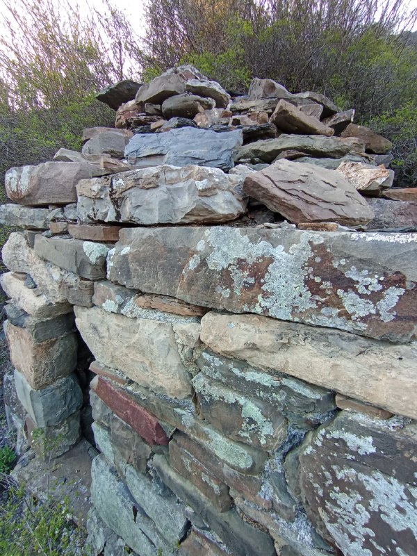 В районе поселка Кербите, на гребне горного кряжа, возвышается небольшое позднесредневековое святилище с квадратным основанием (2,50 х 2,60 м). Раннее постройка располагала уплощённой двускатно-ступенчатой крышей. В центре фасадной южной стены наблюдался сводчатый дверной проем. В высоту святилище достигала до двух метров. На внешней стороне западной стены отмечалась прямоугольная ниша. Ложносводчатая камера сооружения (1,80м) перекрывалась массивными каменными плитами. В восточной стене камеры наблюдались две небольшие прямоугольные ниши.

Культовое сооружение было воздвигнуто тщательно, на известковом растворе. Кладка стен полигональная, приближающаяся к порядковой. Снаружи и изнутри у стен просматривалась желто-белая штукатурка. Данный памятник в первые был отмечен Л.П.Семеновым и И.П.Щеблыкиным. Стационарное его исследование, выявившее внутри постройки только кости жертвенных домашних животных, осуществил М.Б.Мужехоев в 1976 году (Чахкиев Д.Ю. Древности горной Ингушетии).
 
Постройка одноэтажная. Ширина южной стены составляет 2,50 м. Восточная и западная стены длиною 2,60 м., а северная сторона пристроена к склону горы. Толщина стен 55 см.  На сегодняшний день техническое состояние памятника неудовлетворительное, сохранность его составляет 50 %, крыша отсутствует (полевой материал).