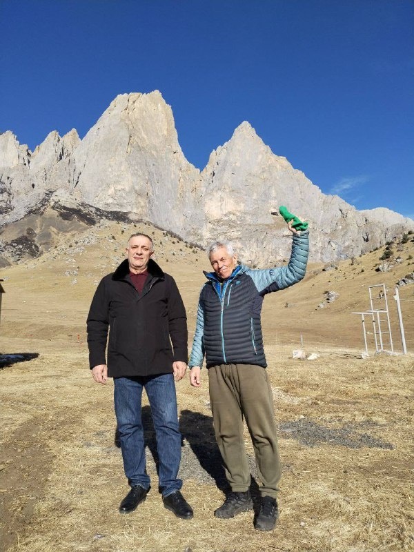 В очередной раз Глава администрации Джейрахского района Льянов Ахмед Багаудинович посетил Альпинистский Лагерь, отвез новогодние  подарки, проверил условия лагеря.

Горный клуб Управление Альпинистских Лагерей приветствует всех увлеченных людей горами в прекраснейшем месте Северного Кавказа - Горной Ингушетии! Выражаем благодарность администрации Джейрахского района и Республики за внимание и поддержку в светлом и красивом деле Альпинизме!