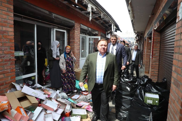 Глава Ингушетии Махмуд-Али Калиматов совместно с первым вице-премьером Магомедом Евлоевым и представителями профильных ведомств выехал на место пожара на Центральном рынке в г. Сунже. Глава региона лично оценил масштабы разрушений и пообщался с владельцами торговых точек, сгоревших в ходе пожара. 

Возгорание, произошедшее ночью, охватило 1300 кв. метров и затронуло 220 торговых точек. Пострадали 4 человека, один госпитализирован.

Руководитель субъекта поручил оказать юридическую помощь предпринимателям в составлении исковых заявлений о взыскании ущерба.