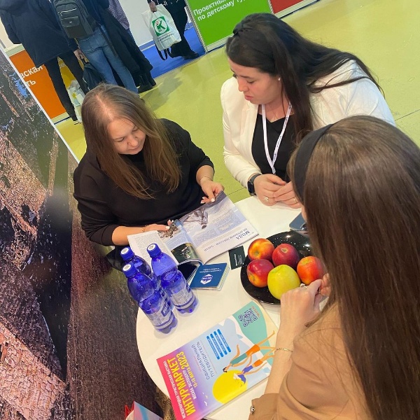 Ваш любимый национальный туроператор «Визит Ингушетия» завершил работу на международной туристической выставке «Интурмаркет-2023» в Москве.
⠀
Новые партнёры, встречи с действующими, обсуждение с ними новых программ наших туров, обучающие семинары и не только - всё это прошло на данной площадке.
⠀
Интурмаркет - выставка популярная, но уже далеко не такая как раньше) для бизнеса мало полезного, но всё же общение с коллегами тоже несёт пользу. Спасибо каждому, кто посетил нас на нашем стенде.