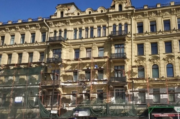 В Петербурге продолжается реализация программы "Невский проспект", направленная на сохранение исторического облика и обновление главного проспекта города. В рамках программы в 2025 году запланирован ремонт крыш и фасадов на 13 многоквартирных домах.

"Ремонтные и реставрационные работы на Невском проспекте - одна из наших ключевых задач. Невский - лицо Северной столицы, мы сохраняем его уникальную атмосферу для следующих поколений" - подчеркнул губернатор Петербурга.

Программа "Невский проспект" стартанула в прошлом году, когда было отреставрировано 40 фасадов.