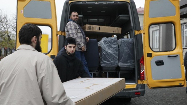 Школы Шаройского района получили новые смарт-телевизоры.

Министр образования и науки Чеченской Республики Хож-Бауди Дааев с рабочим визитом посетил Шаройский район, где передал общеобразовательным организациям новые смарт-телевизоры от Регионального общественного фонда имени Первого Президента ЧР Ахмата-Хаджи Кадырова. 

Также совместно с главой района Рамазаном Магомедовым министр проинспектировал общеобразовательные организации. Выявленные недочёты было поручено ответственным лицам устранить в кратчайшие сроки
