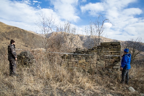 Работники Аргунского музея заповедника побывали в Бовлойском ущелье. Провели технические работы на четырех объектах культурного наследия.