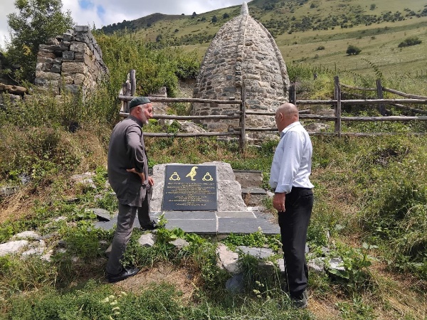 В рамках плана работы по визуальному осмотру технического состояния объектов культурного наследия,  была совершена инспекционная поездка к архитектурному комплексу «Эрзи».

Башенный комплекс Эрзи (Аьрзи) — один из крупнейших средневековых башенных поселков замкового типа, расположенный на оконечности горного кряжа, включающий полсотни небольших жилых башен, две полубоевые башни, 8 боевых башен и протяженную каменную оборонительную стену с широкими воротами позднего средневековья. Боевые башни 5 и 6-этажные. Также на территории комплекса видны останки каменных стен, некогда преграждающих путь недругам. Этажность башен начинается от четырех и заканчивается шестью уровнями. Эрзи в переводе с ингушского — «орел».

У подножия комплекса Эрзи находится купольный мавзолей Янд-Каш, то есть Яндова –могила. Здесь захоронен Янд строитель башен - известный каменный зодчий всех времён, живший в XVII веке. В мавзолее хранилась реликвия, давшая этому селу такое имя - бронзовый Орёл Сулеймана. Вернее, для ингушей он был просто Орлом, а имя мастера Сулеймана, равно как и дату изготовления, определили уже кавказоведы, обнаружившие, что птичка окольцована надписью на арабице. Вокруг фигуры орла началась дискуссия ученых, спорили относительно даты его изготовления, даты его появления в горах Ингушетии, его предназначения и т.д. Орёл был изготовлен в 796 году, скорее всего в Басре, и является древнейшим точно датированным предметом исламского искусства Ближнего Востока. Как попал он сюда - никто теперь не скажет: может, был захвачен горцами в каком-нибудь караване, а может был подарен персами в знак мира.

Для Ингушетии он стал одним из национальных символов. Долгие годы этот орел находился в Эрмитаже, ингуши долго требовали вернуть Орла домой, куда вывезли его ещё в 1931 году. В итоге в Петербурге была изготовлена копия, в 2013 году ее разместили в краеведческом музее им. Т. Мальсагова, в Назрани.

Комплекс Аьрзи исторически входит в Мецхальское общество.

В рамках выполнения государственного контракта по реставрации памятников, за 2012-2017 гг. на комплексе были проведены восстановительные работы, что позволило их сохранить для потомков и приспособить для музейного показа.  